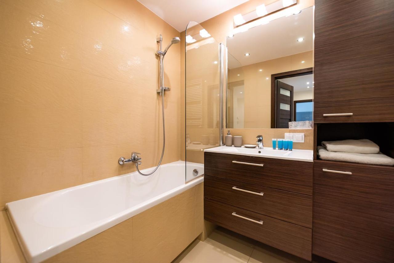 Metro Kondratowicza Spacious Apartment Warsaw Luaran gambar